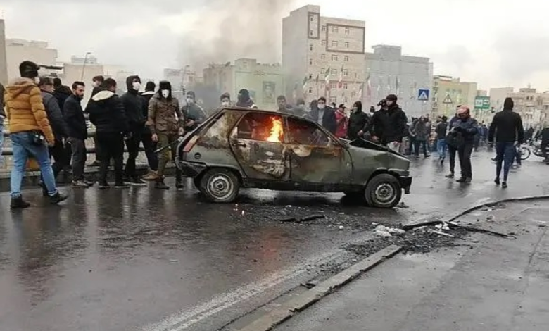 إيران تعلق إعدام متظاهر وترامب يؤكد توقف القتل