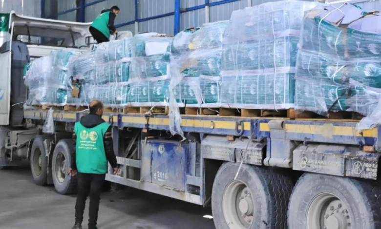 A new Saudi food aid convoy arrives in central Gaza
