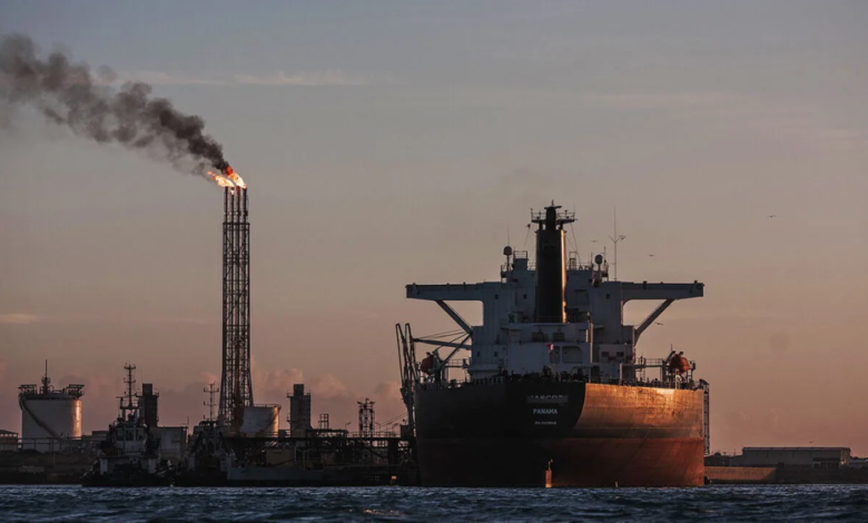 أمريكا تبيع نفط فنزويلا بـ 500 مليون دولار بعد اعتقال مادورو