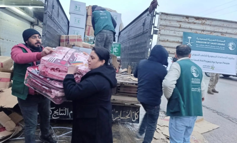 مركز الملك سلمان يوزع 560 بطانية على نازحي حلب