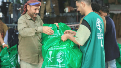 مركز الملك سلمان يوزع قسائم كسوة الشتاء للنازحين في مأرب