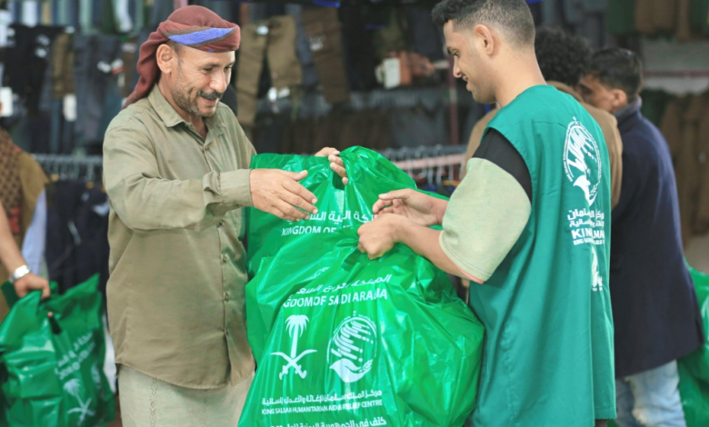 مركز الملك سلمان يوزع قسائم كسوة الشتاء للنازحين في مأرب
