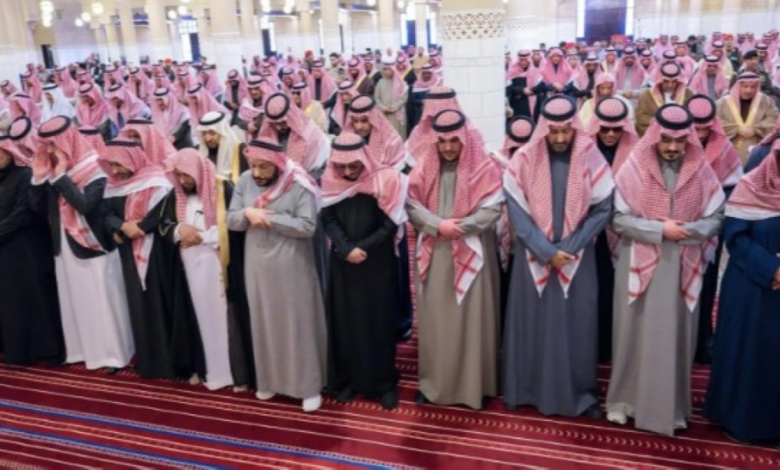 أمير الرياض يؤدي صلاة الميت على الأمير بندر بن عبدالله والأميرة موضي