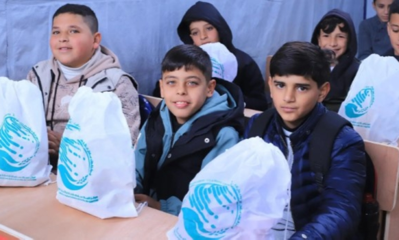 مركز الملك سلمان يوزع ملابس شتوية على أطفال غزة