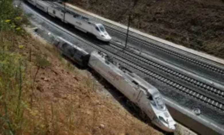 ارتفاع ضحايا تصادم قطارين في إسبانيا إلى 21 قتيلاً وتعليق الرحلات