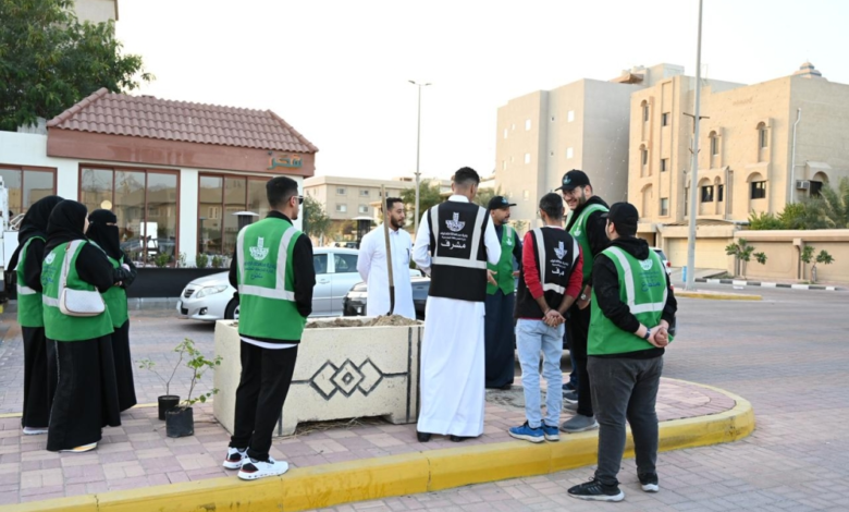مبادرة واجهتنا خضراء: 33 متطوعاً يجملون شارع الفتح بالقطيف