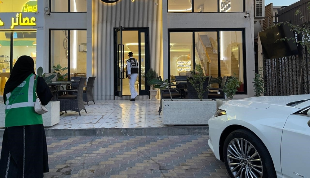 «واجهتنا خضراء».. 33 متطوعاً يعيدون رسم ملامح شارع الفتح بالقطيف