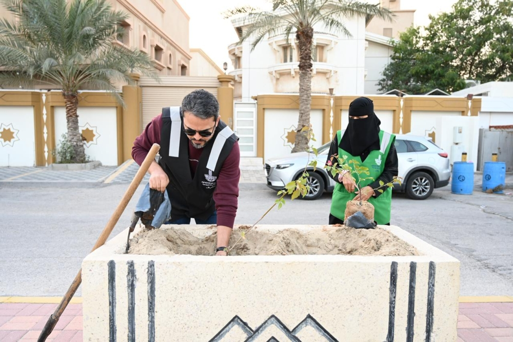«واجهتنا خضراء».. 33 متطوعاً يعيدون رسم ملامح شارع الفتح بالقطيف