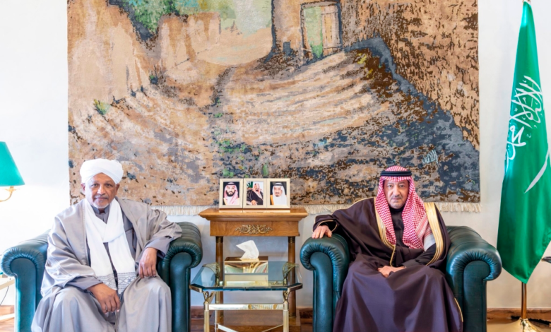 الخريجي يبحث مع سفير السودان مستجدات الأزمة وجهود الحل