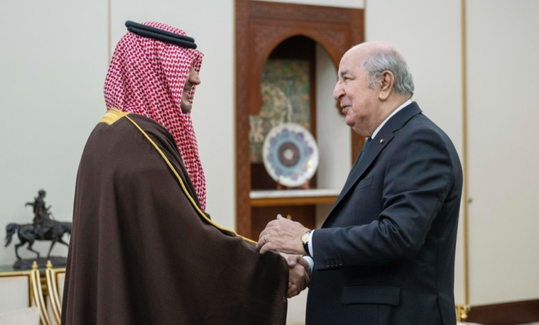 وزير الداخلية السعودي يلتقي الرئيس الجزائري لتعزيز التعاون الأمني