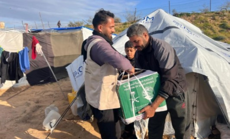 مركز الملك سلمان للإغاثة يوزع سلالاً غذائية في خانيونس ضمن الحملة السعودية