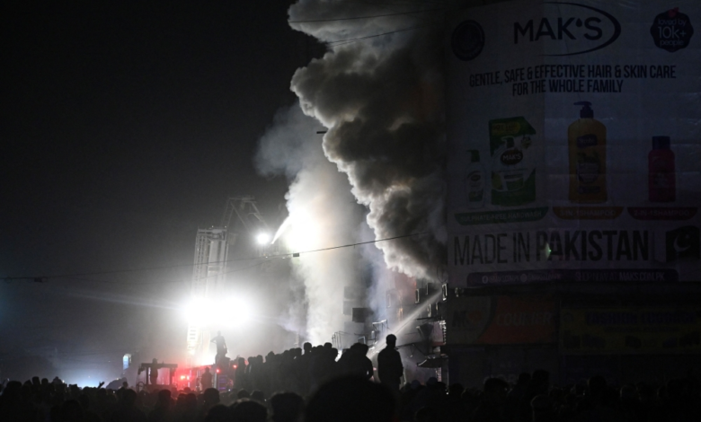 ارتفاع ضحايا حريق كراتشي في باكستان إلى 21 قتيلاً