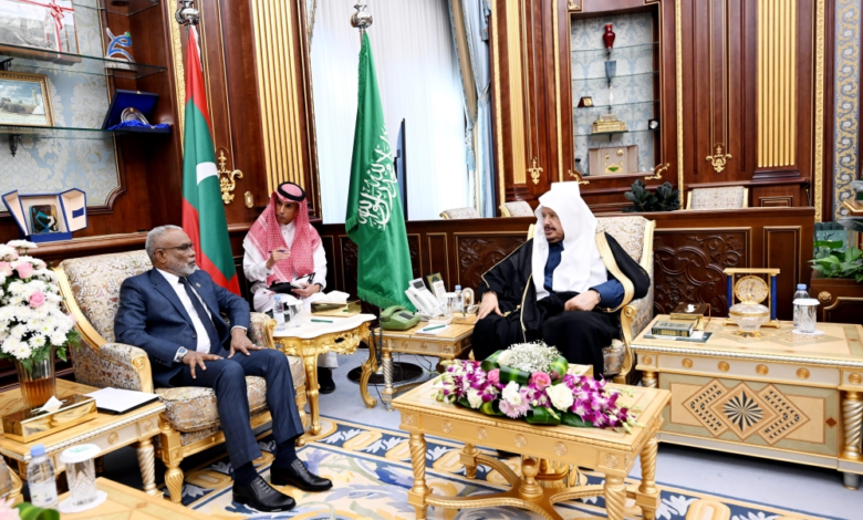 رئيس الشورى يبحث التعاون البرلماني مع رئيس مجلس الشعب المالديفي