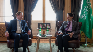 وزير الخارجية يبحث مع نظيره الهولندي المستجدات في دافوس