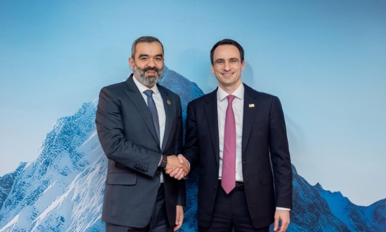 السواحه يبحث في دافوس مستقبل الذكاء الاصطناعي مع واشنطن