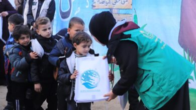 مركز الملك سلمان يوزع كسوة شتوية لطلاب خان يونس بغزة