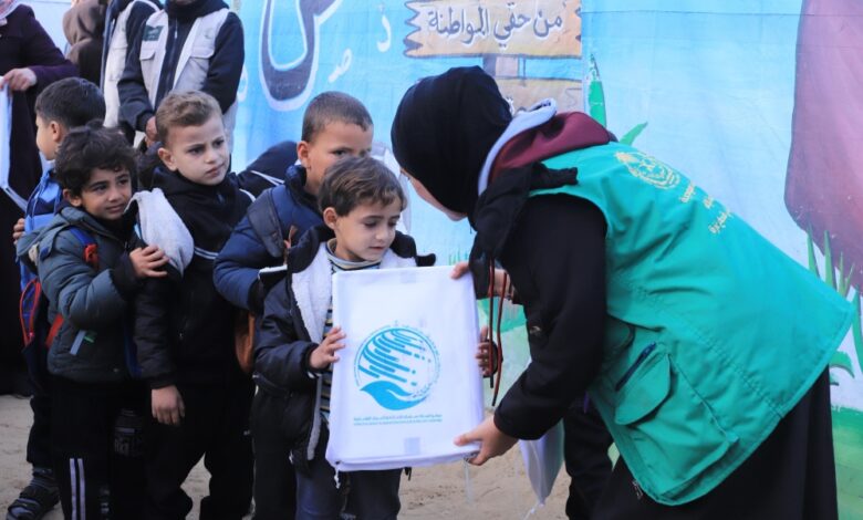 مركز الملك سلمان يوزع كسوة شتوية لطلاب خان يونس بغزة