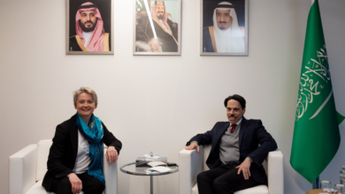 فيصل بن فرحان يلتقي وزيرة خارجية بريطانيا في دافوس 2026