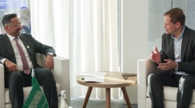 وزير الصناعة يبحث تعزيز الشراكات ونقل التقنية في دافوس 2026