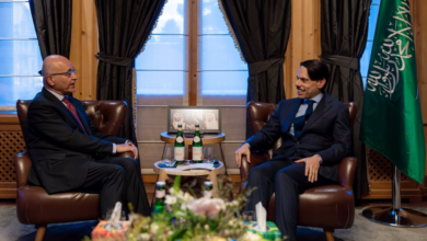 وزير الخارجية يبحث ملف اللاجئين مع المفوض الأممي في دافوس