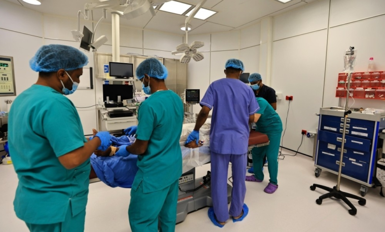 تدخل سعودي ينقذ حياة مسن في سقطرى عبر برنامج إعمار اليمن