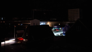 عاصمة غرينلاند تغرق في الظلام بسبب رياح عاتية