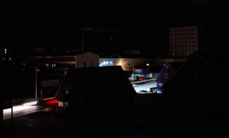 عاصمة غرينلاند تغرق في الظلام بسبب رياح عاتية