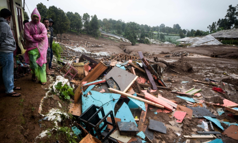 إندونيسيا: استئناف البحث عن 80 مفقودًا في انهيار أرضي بجاوة