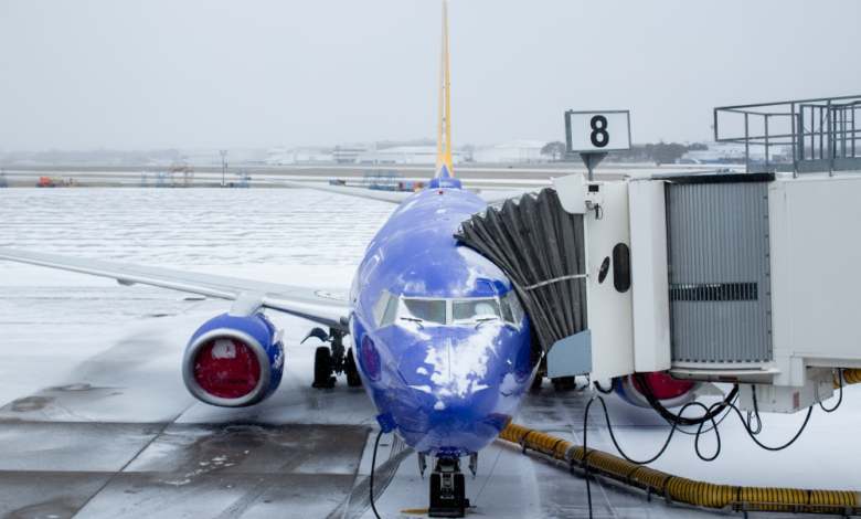 عاصفة أمريكا الشتوية: انقطاع الكهرباء عن 730 ألف منزل وإلغاء رحلات