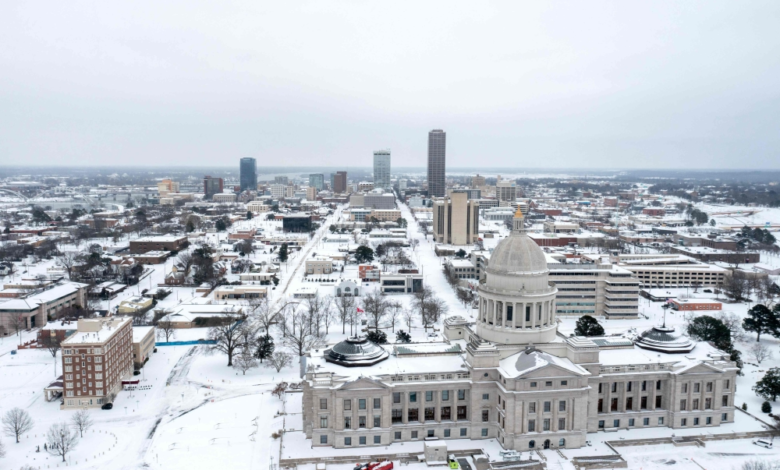 عاصفة شتوية في أمريكا تلغي 11400 رحلة طيران وتعلن الطوارئ