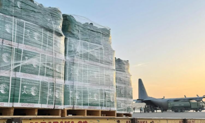 وصول الطائرة الإغاثية السعودية الـ 80 لدعم غزة بمواد إيوائية