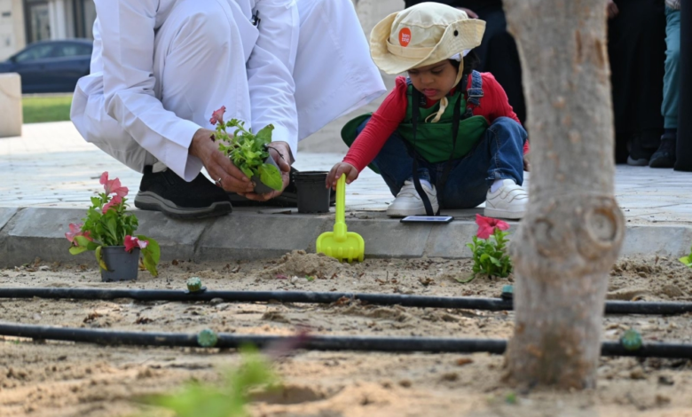 بلدية الظهران تزرع 155 ألف زهرة لتعزيز جودة الحياة