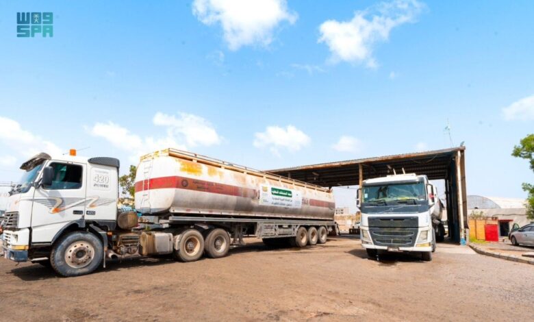 المشتقات النفطية السعودية تصل المحافظات اليمنية لدعم الكهرباء