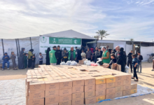 مركز الملك سلمان يوزع ملابس شتوية وغذاء في غزة
