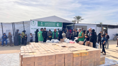 مركز الملك سلمان يوزع ملابس شتوية وغذاء في غزة