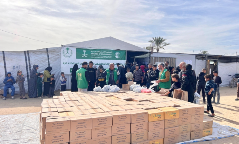 مركز الملك سلمان يوزع ملابس شتوية وغذاء في غزة