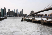 تجمد نهر إيست ريفر في نيويورك بسبب العاصفة القطبية