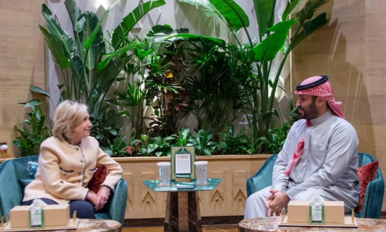 ولي العهد يستقبل هيلاري كلينتون في الرياض.. تفاصيل اللقاء