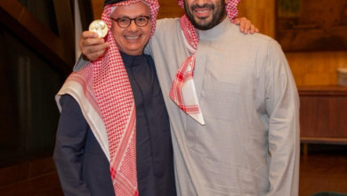 ولي العهد يستقبل عمر ياغي الفائز بنوبل للكيمياء 2025