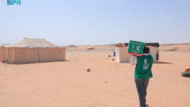 مركز الملك سلمان يوزع سلالاً غذائية وقسائم شرائية في حضرموت