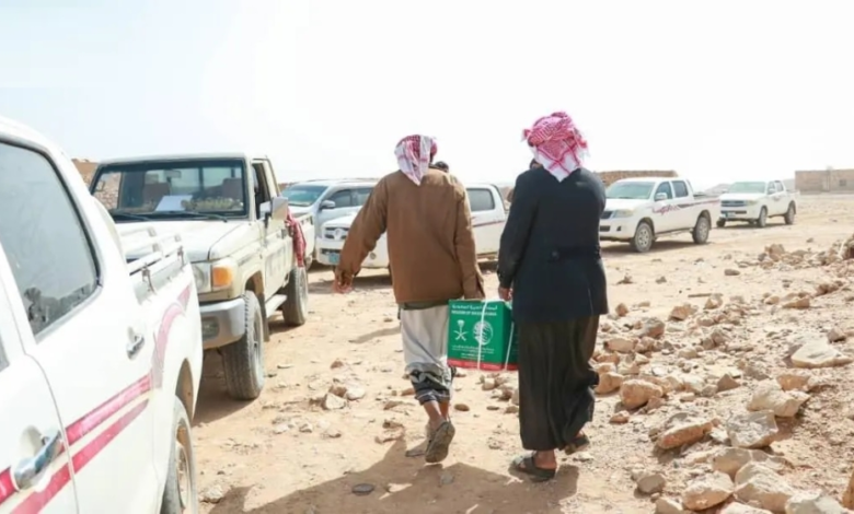 الملك سلمان للإغاثة يوزع 2150 سلة غذائية في حضرموت
