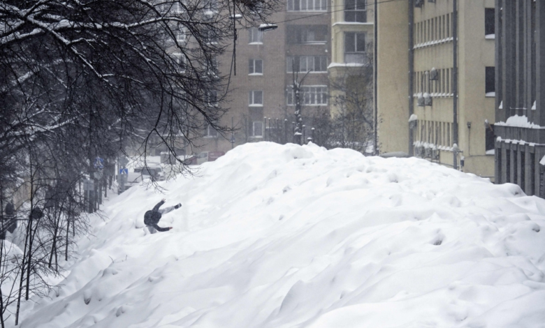Moscow experiences its worst January snowfall in 200 years