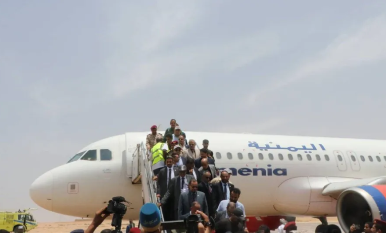 الحوثيون يمنعون أول رحلة لمطار المخا: تفاصيل التصعيد