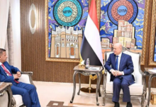 العليمي يؤكد التزام الدولة بحماية الصحفيين وحرية التعبير