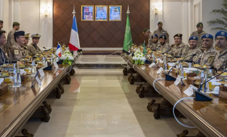 اجتماع سعودي فرنسي لتعزيز التعاون الدفاعي وتوطين الصناعات