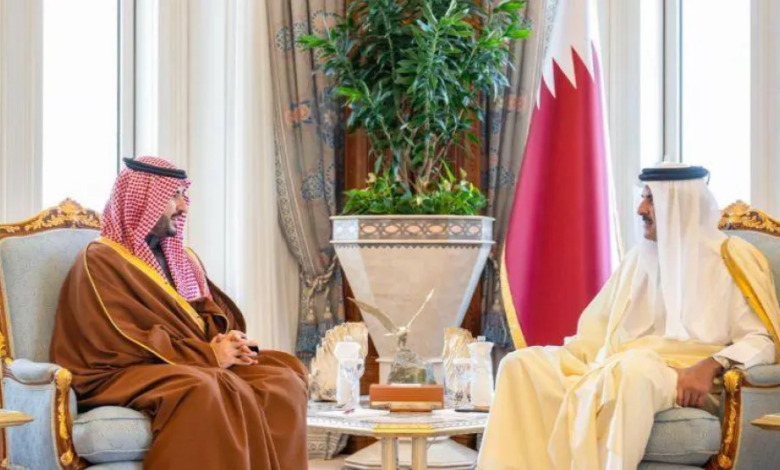 وزير الدفاع السعودي يلتقي أمير قطر: بحث المستجدات الإقليمية