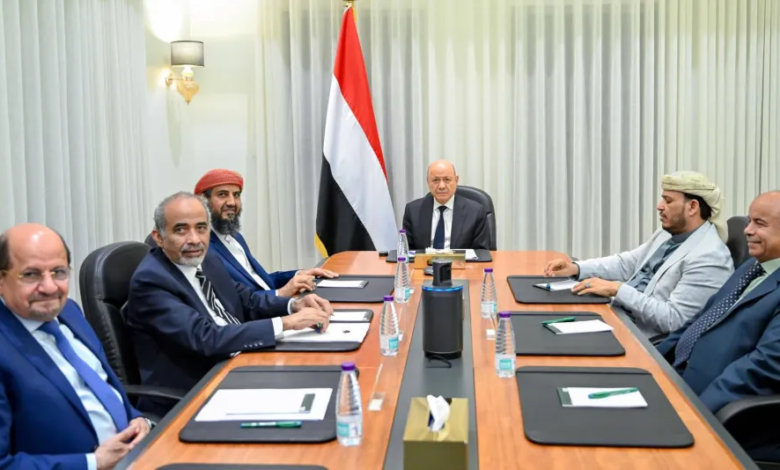 العليمي يعلن تشكيل الحكومة اليمنية الجديدة: التفاصيل والأبعاد