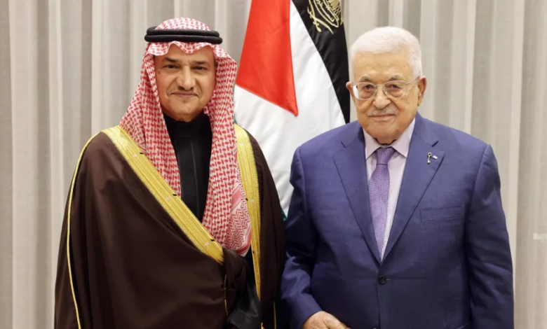 الرئيس عباس يتسلم أوراق اعتماد السفير السعودي نايف السديري