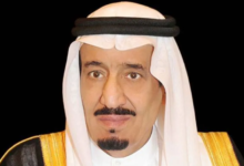 الملك سلمان يمنح العيسى وسام المؤسس من الدرجة الأولى