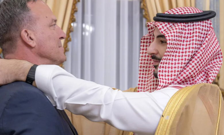 خالد بن سلمان يقلد كوريلا وسام الملك عبدالعزيز: تعزيز للشراكة الاستراتيجية